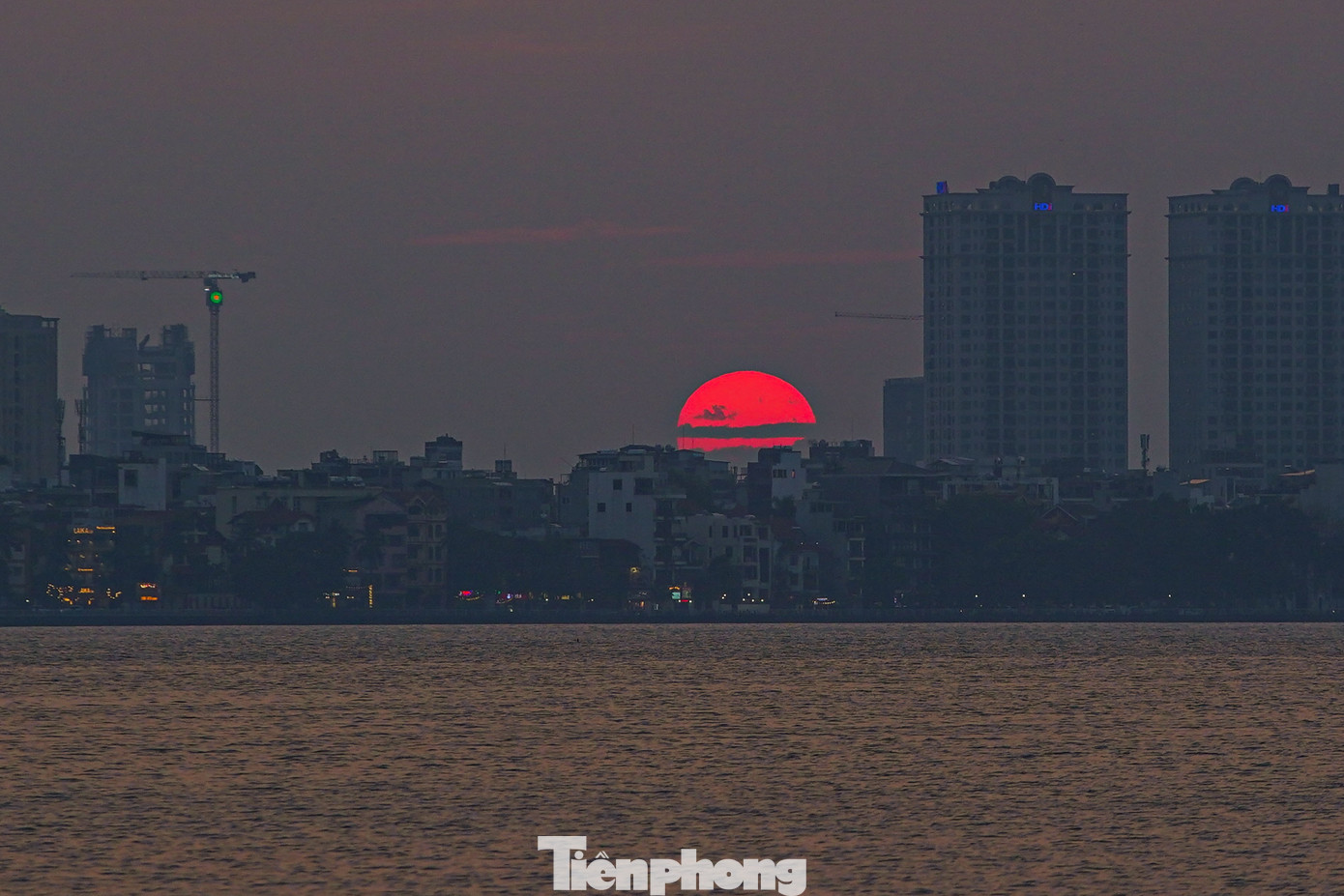 Mặt trời đỏ rực trước khi biến mất khỏi chân trời.