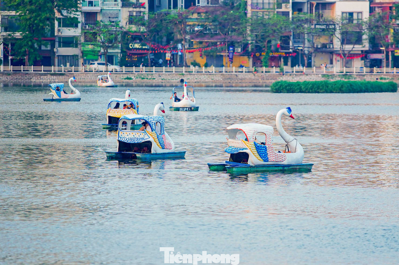 Giá đạp vịt hồ Trúc Bạch là 100.000đ/thuyền nhỏ và 200k/thuyền lớn. Người dân và du khách phải chờ khoảng 15 - 30 phút để có thuyền đạp.