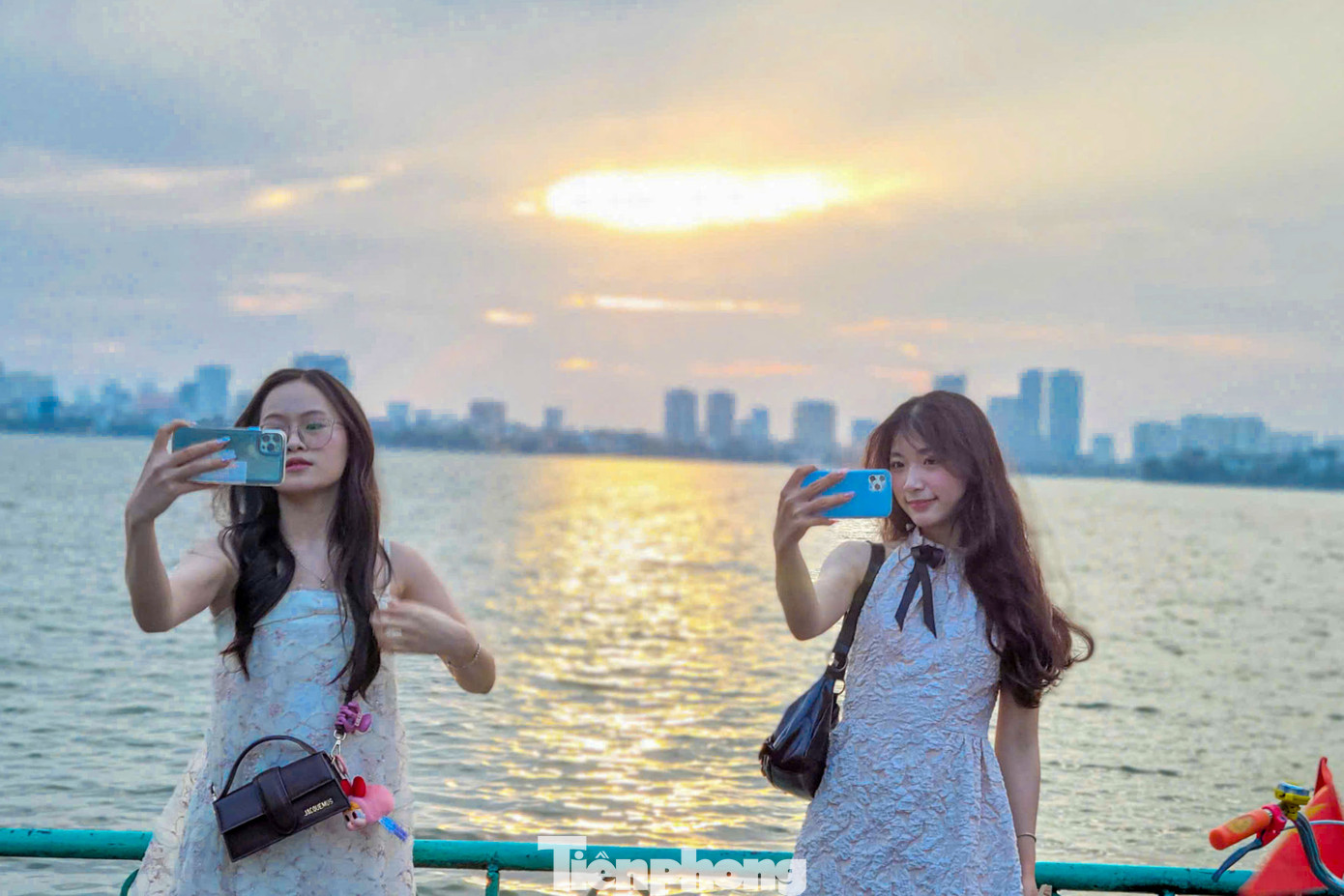 Mỗi người chọn một cách ghi lại khoảnh khắc hoàng hôn.