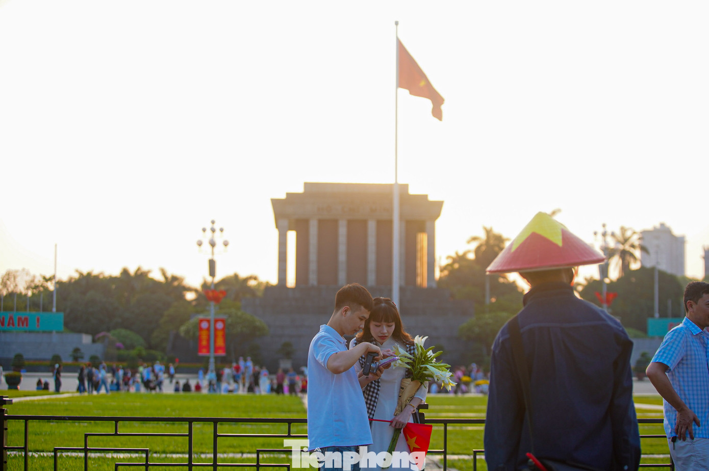 Dưới ánh nắng hoàng hôn, nhiều khoảnh khắc đẹp đã được lưu lại tại Quảng trường Ba Đình