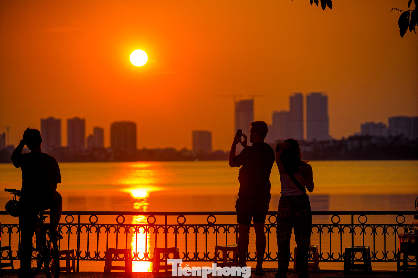 Càng về tối, khi mặt trời lặn, ánh mặt trời càng đỏ rực, hắt xuống mặt hồ tạo khung cảnh nên thơ.