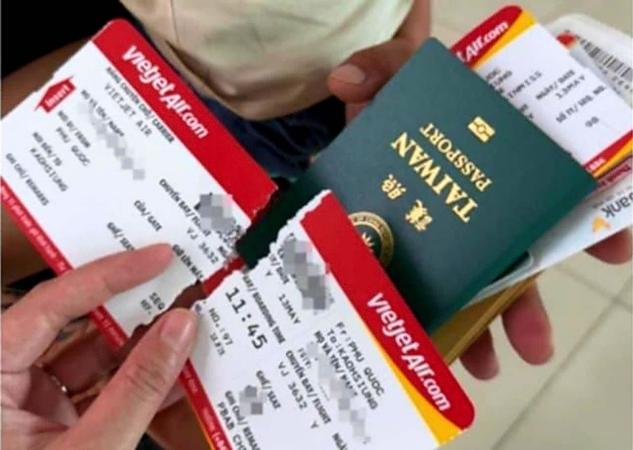 Vé máy bay bị xé rách tại Cảng hàng không quốc tế Phú Quốc. Ảnh: Chinatimes.