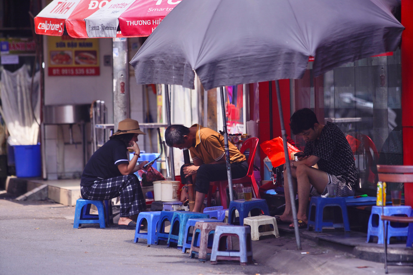 Các cửa hàng, quán nước dùng ô lớn che nắng nhưng vẫn khá vắng khách. Các cửa hàng, quán nước dùng ô lớn che nắng nhưng vẫn khá vắng khách.