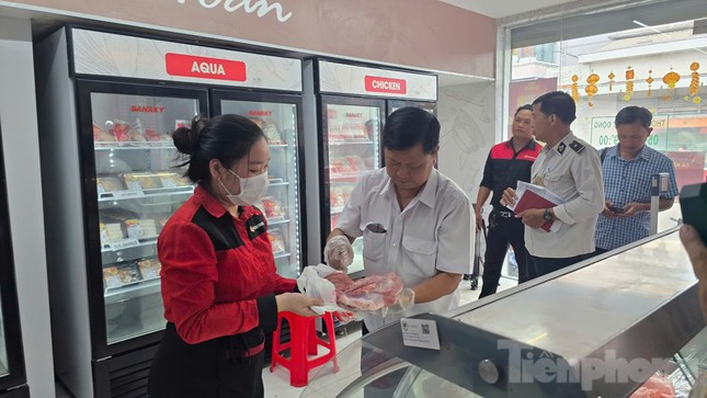 Lãnh đạo Chi cục Chăn nuôi và Thú y tỉnh Sóc Trăng trực tiếp kiểm tra sản phẩm. Ảnh: Nhật Huy.