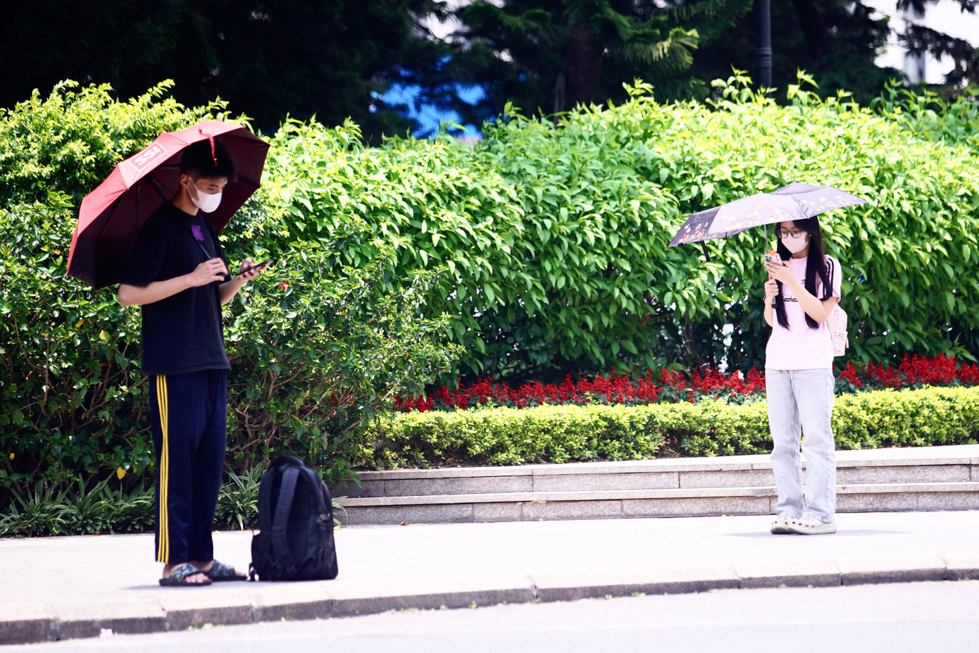 Ô là vật dụng được người dân sử dụng nhiều khi ra đường dưới thời tiết nắng oi bức. Ô là vật dụng được người dân sử dụng nhiều khi ra đường dưới thời tiết nắng oi bức.