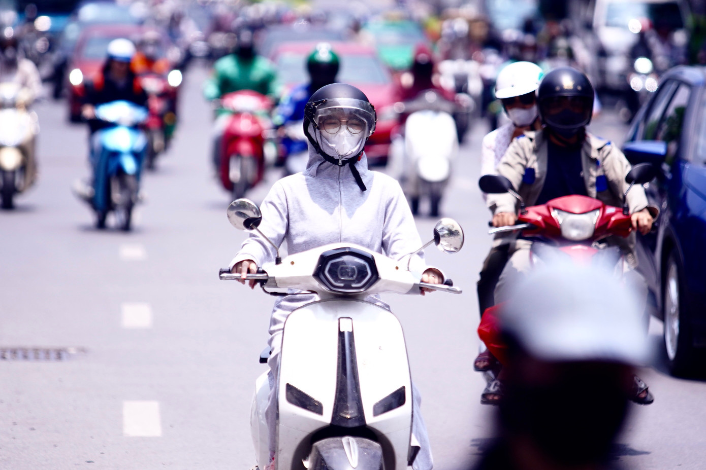 Ghi nhận của PV, để chống chọi với cái nắng oi bức đầu mùa, người dân Thủ đô ra đường với trang phục kín mít từ đầu đến chân bằng áo khoác, áo dài tay, áo chống nắng... Ghi nhận của PV, để chống chọi với cái nắng oi bức đầu mùa, người dân Thủ đô ra đường với trang phục kín mít từ đầu đến chân bằng áo khoác, áo dài tay, áo chống nắng...