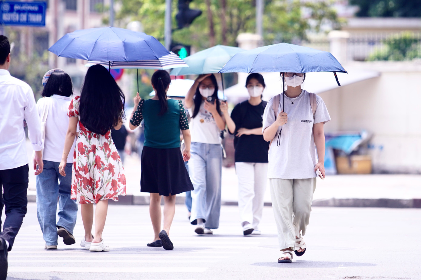Ô là vật dụng được người dân sử dụng nhiều khi ra đường dưới thời tiết nắng oi bức. Ô là vật dụng được người dân sử dụng nhiều khi ra đường dưới thời tiết nắng oi bức.