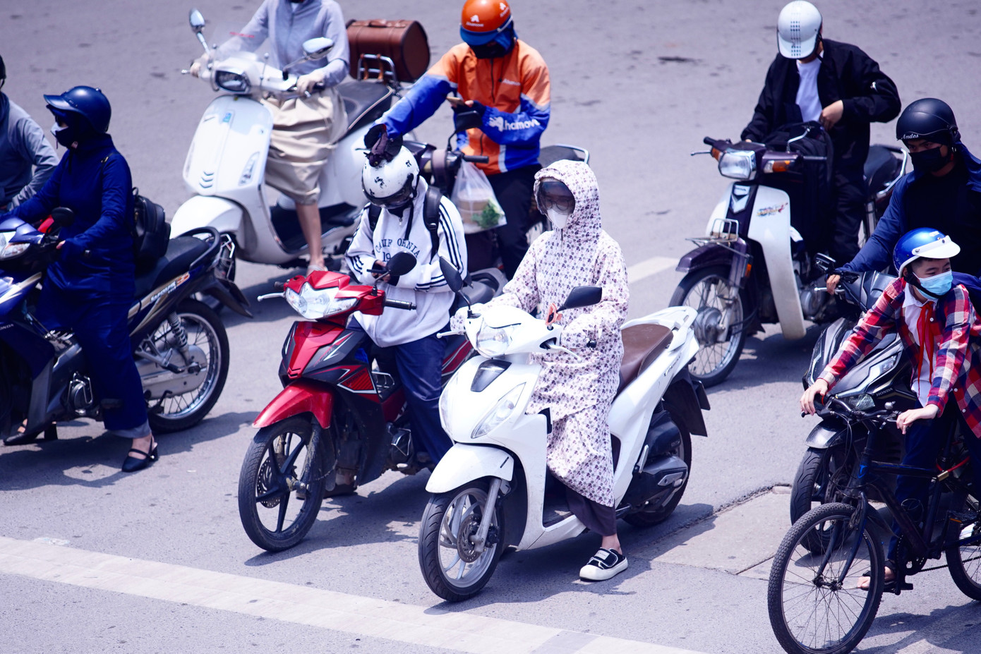 Ghi nhận của PV, để chống chọi với cái nắng oi bức đầu mùa, người dân Thủ đô ra đường với trang phục kín mít từ đầu đến chân bằng áo khoác, áo dài tay, áo chống nắng... Ghi nhận của PV, để chống chọi với cái nắng oi bức đầu mùa, người dân Thủ đô ra đường với trang phục kín mít từ đầu đến chân bằng áo khoác, áo dài tay, áo chống nắng...