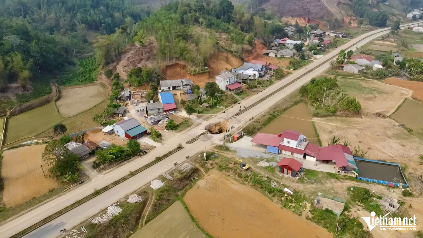 Hố sụt lún nằm giữa dải phân cách trên quốc lộ 3B thuộc địa phận xã Kim Lư, ảnh chụp từ trên cao. Ảnh: Xuân Nghiệp Hố sụt lún nằm giữa dải phân cách trên quốc lộ 3B thuộc địa phận xã Kim Lư, ảnh chụp từ trên cao. Ảnh: Xuân Nghiệp