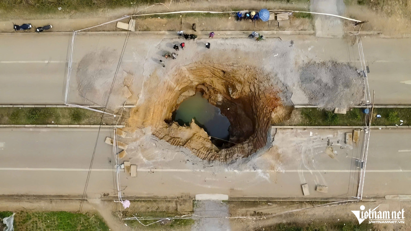 Công bố tình huống khẩn cấp về thiên tai đối với hiện tượng hố sụt lún ở Bắc Kạn. Ảnh: Xuân Nghiệp Công bố tình huống khẩn cấp về thiên tai đối với hiện tượng hố sụt lún ở Bắc Kạn. Ảnh: Xuân Nghiệp