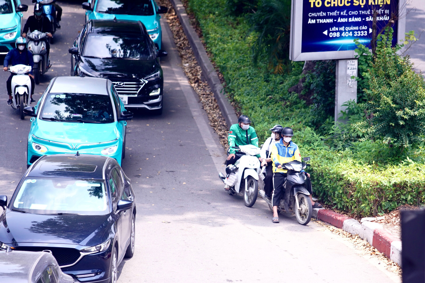 Chờ đèn đỏ, thay vì đỗ ở gần vạch kẻ, nhiều phương tiện đỗ xe phần có bóng râm. Chờ đèn đỏ, thay vì đỗ ở gần vạch kẻ, nhiều phương tiện đỗ xe phần có bóng râm.