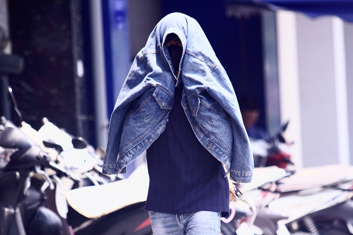 Người dân sử dụng mọi vật dụng có thể để che nắng. Người dân sử dụng mọi vật dụng có thể để che nắng.