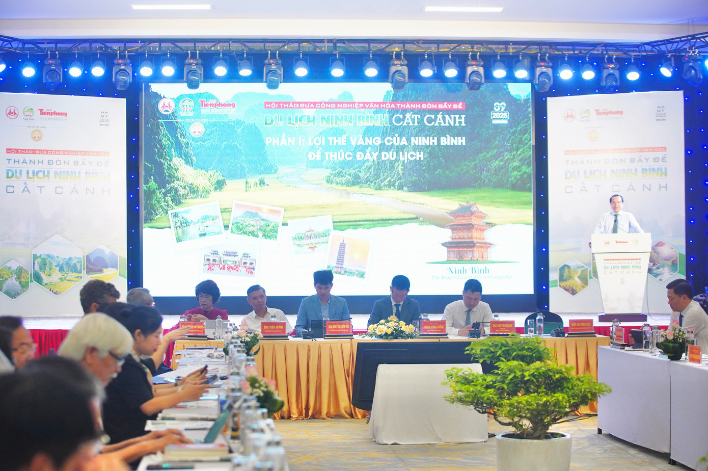 Quang cảnh hội thảo. Quang cảnh hội thảo.