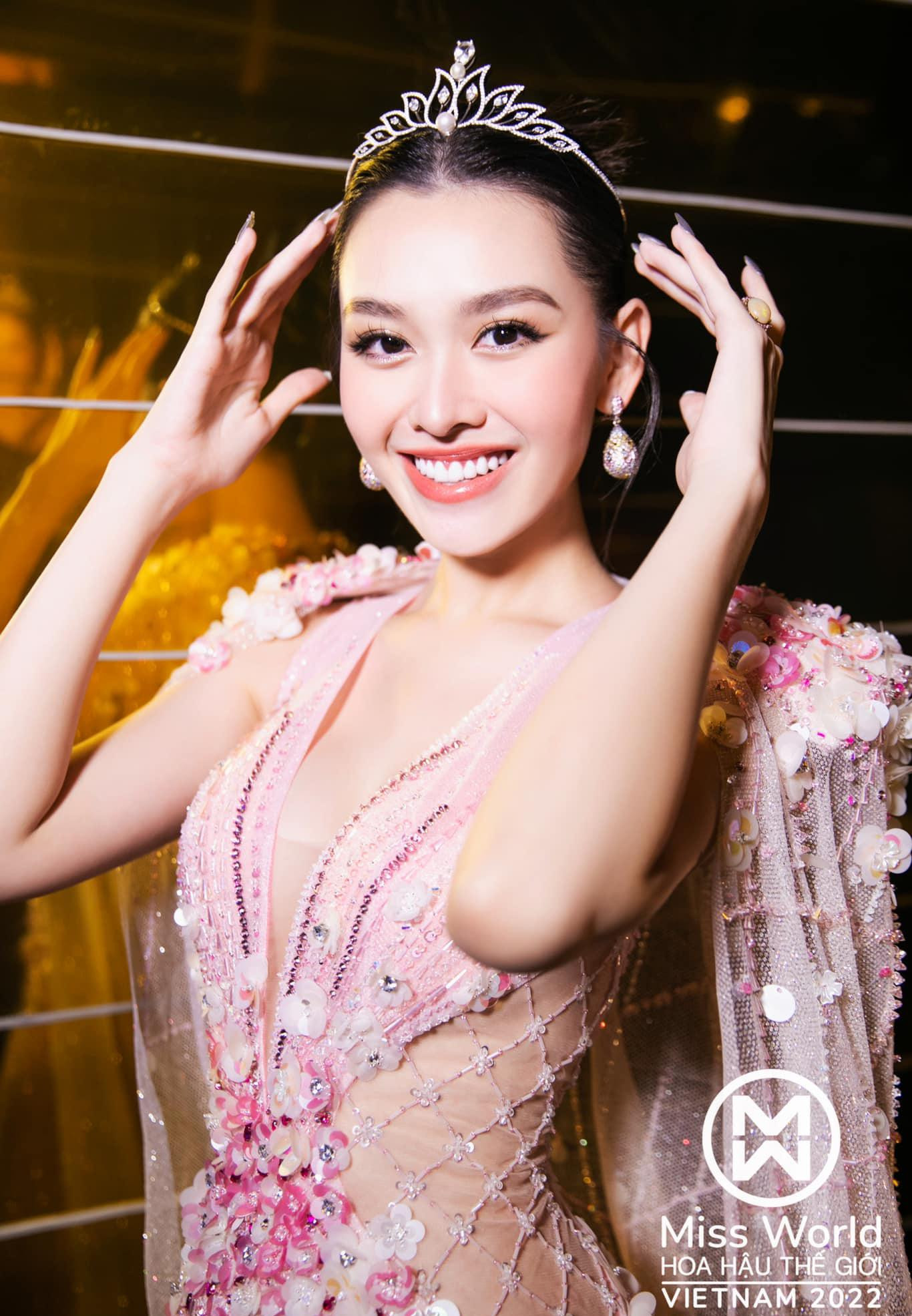 Sau khi trở về từ cuộc thi, Tường San khiến công chúng bất ngờ khi quyết định lên xe hoa ở tuổi 20 và làm mẹ ở tuổi 21. Mặc dù mới sinh con không lâu nhưng Tường San vẫn khiến công chúng trầm trồ khi sở hữu nhan sắc thon thả, quyến rũ.