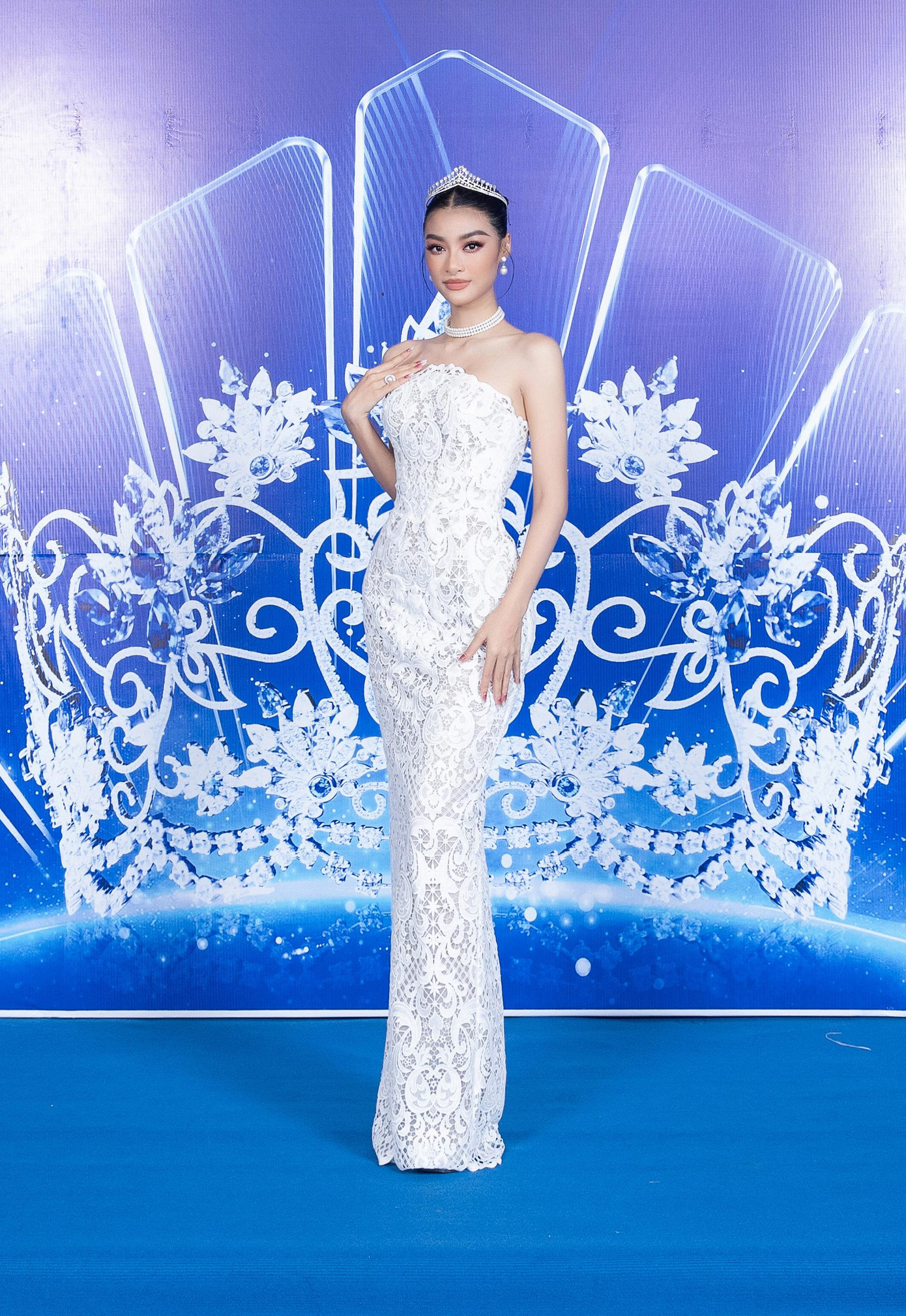 Á hậu Kiều Loan mặc váy ren kiểu dáng đuôi cá, khoe vai trần quyến rũ.