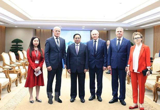 Thủ tướng Phạm Minh Chính và Giám đốc, Viện sỹ Viện Hàn lâm khoa học Liên bang Nga Sidelnikov Nikolai Ivanovich cùng các nhà khoa học. (Ảnh: Dương Giang/TTXVN). Thủ tướng Phạm Minh Chính và Giám đốc, Viện sỹ Viện Hàn lâm khoa học Liên bang Nga Sidelnikov Nikolai Ivanovich cùng các nhà khoa học. (Ảnh: Dương Giang/TTXVN).