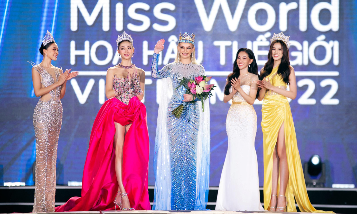 Hoa hậu thế giới 2021 Karolina Bielawska và đoàn chủ tịch Miss World nhận được sự đón tiếp nồng hậu của BTC Miss World Vietnam. Hoa hậu thế giới 2021 Karolina Bielawska và đoàn chủ tịch Miss World nhận được sự đón tiếp nồng hậu của BTC Miss World Vietnam.