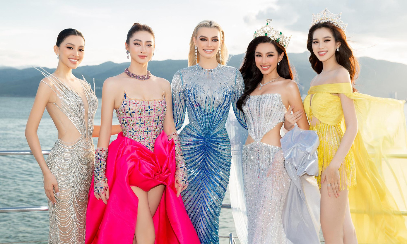 Dàn người đẹp đình đám khoe dáng nóng bỏng, quyến rũ trên du thuyền.