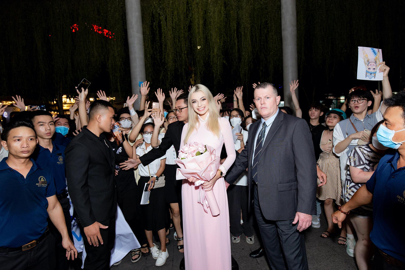 Để kịp lịch trình cho Chung kết Miss World Vietnam 2022, đương kim Miss World 2021 Karolina Bielawski đã tiếp nối chuyến bay từ TP.HCM ra thành phố Quy Nhơn (Bình Định) ngay sau đó.