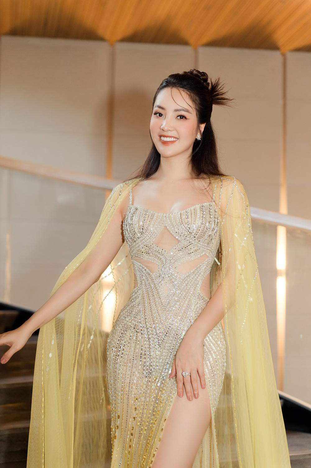 Thuỵ Vân khoe dáng quyến rũ trong hậu trường đêm chung kết Miss World Vietnam 2022.