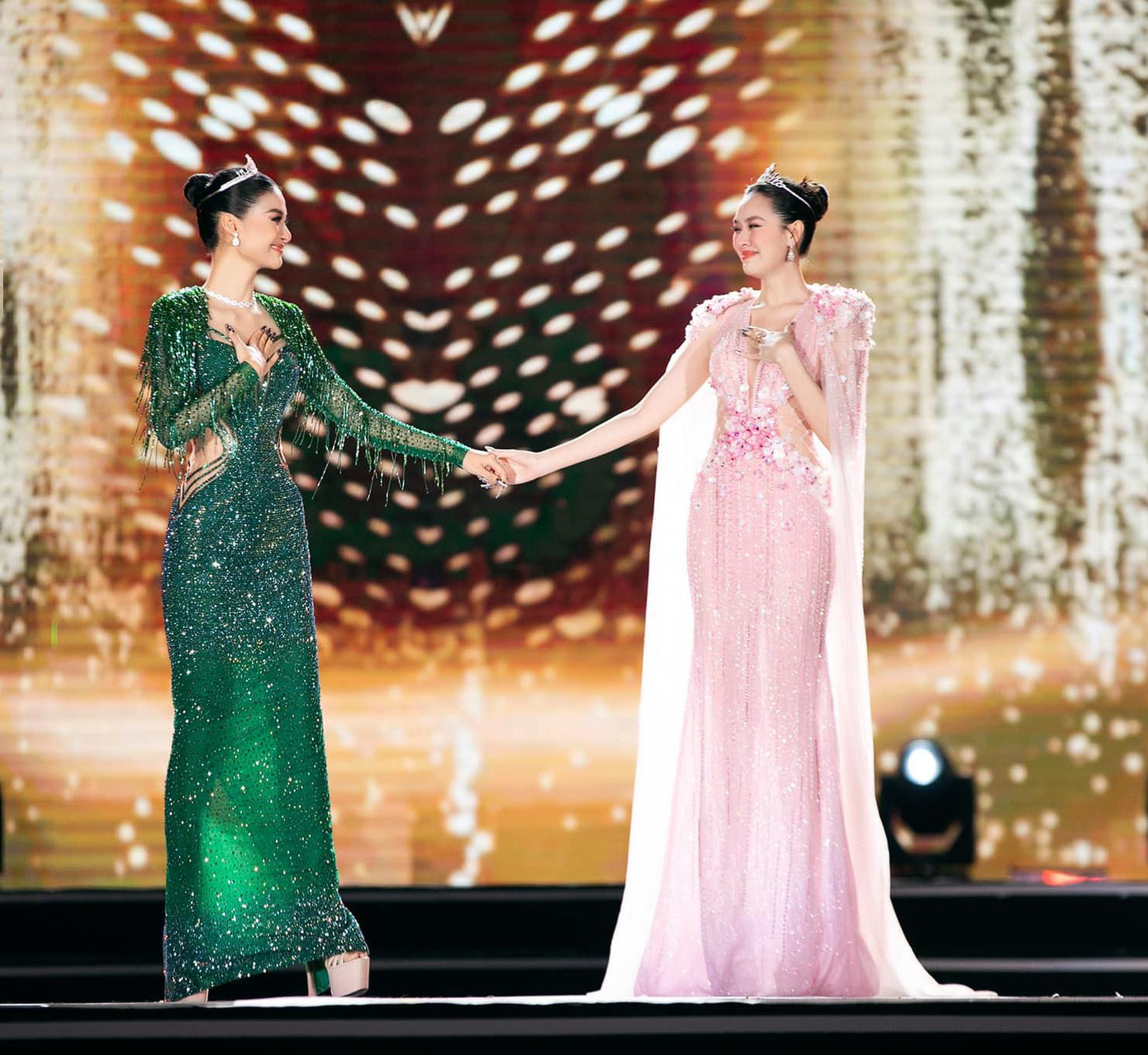 Có thể nói đêm chung kết Miss World Vietnam 2022 là một trong những đêm chung kết cuộc thi sắc đẹp độc đáo nhất từ trước đến nay khi dành khoảnh khắc final walk cho cả hai nàng Á hậu là Kiều Loan và Tường San để ghi nhận những đóng góp của cả hai người đẹp trong khoảng thời gian đương nhiệm.