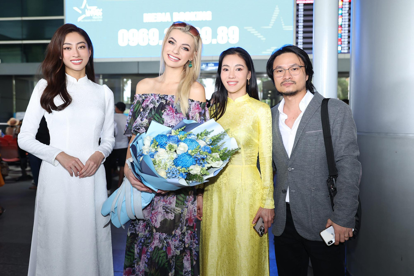 Đương kim Miss World Vietnam 2019 Lương Thuỳ Linh, bà Phạm Kim Dung - chủ tịch Miss World Vietnam cùng Tổng đạo diễn Hoàng Nhật Nam cũng đã có mặt tại sân bay từ sớm để đón chào Hoa hậu Karolina Bielawski.