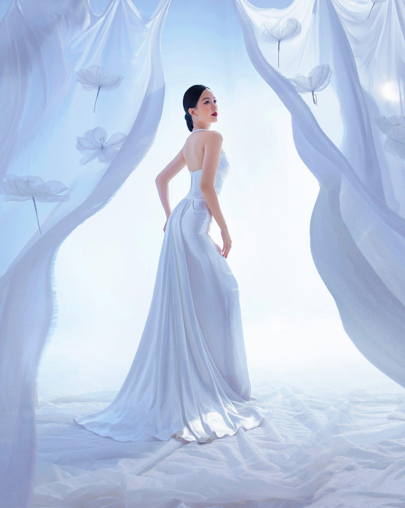 Mới đây, người đẹp có làn da đẹp nhất HHVN 2020 Phương Quỳnh đã hé lộ bộ ảnh cưới đẹp lung linh thu hút sự chú ý của các fans.