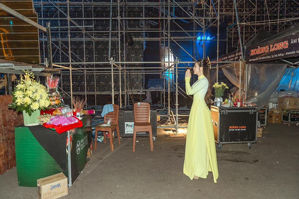 Thuỵ Vân thắp hương tại bàn thờ tổ nghề trước khi lên sân khấu.