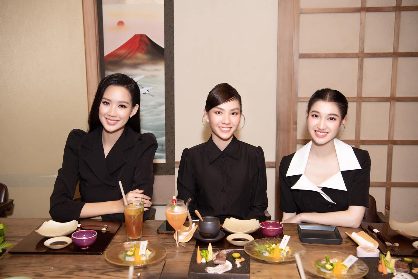 Ngay cả khi đi ăn cùng nhau, ba người đẹp cũng ăn mặc rất đồng điệu.