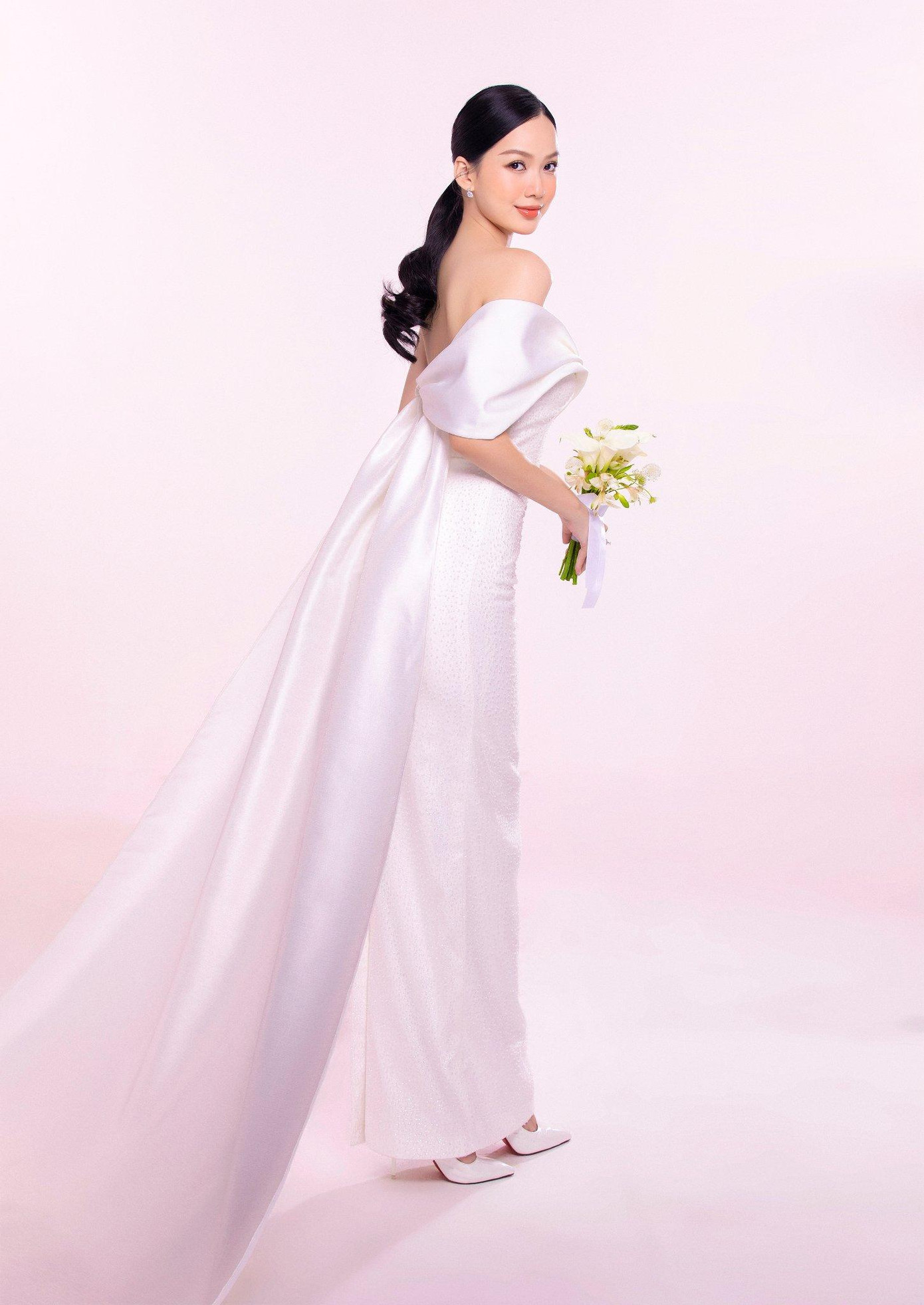 Dự kiến, đám cưới của Phương Quỳnh sẽ diễn ra vào tháng 11 năm nay. Hiện, danh tính chồng sắp cưới của người đẹp Phương Quỳnh vẫn là một ẩn số.