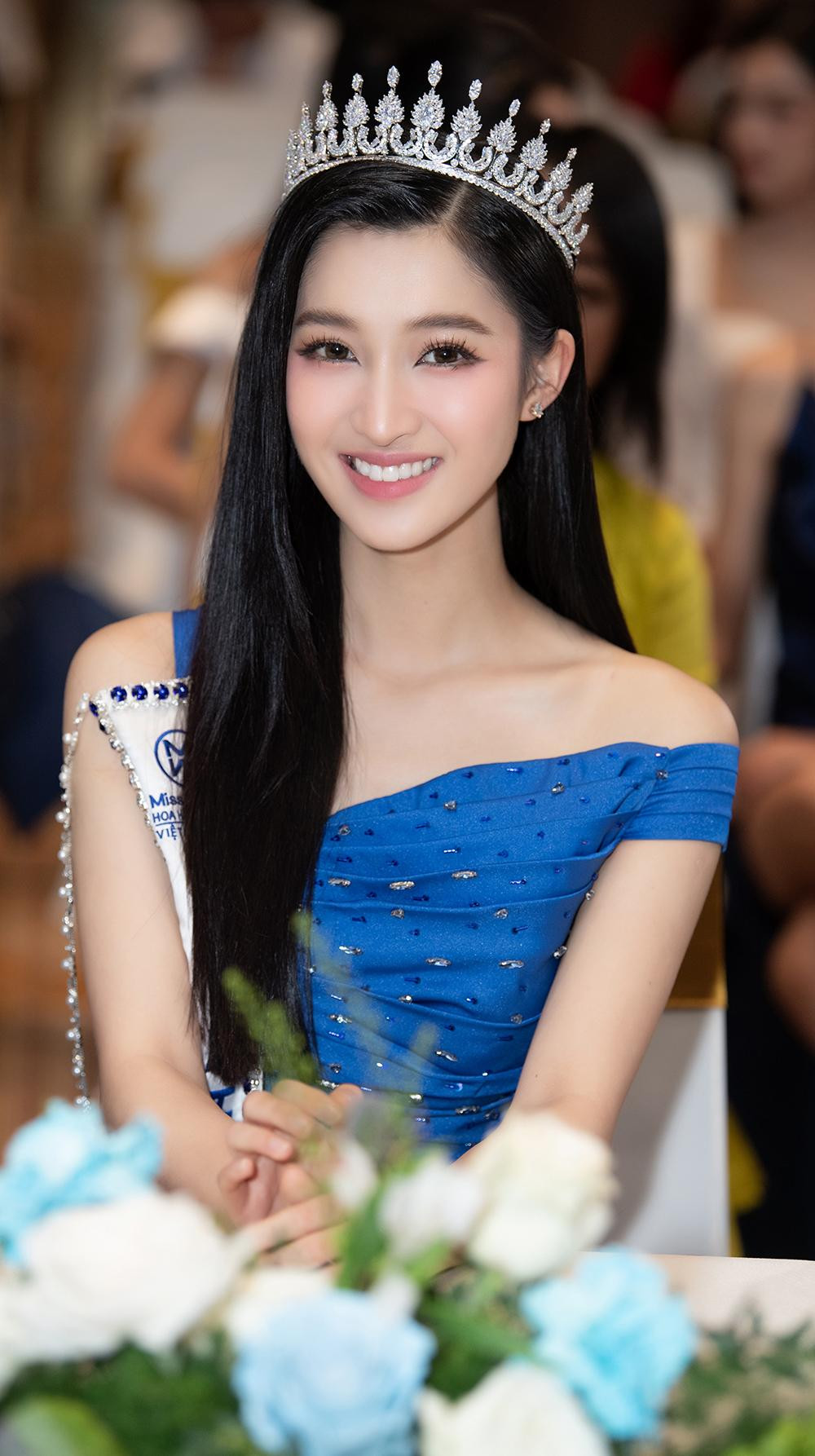 Á hậu 2 Nguyễn Phương Nhi sở hữu gương mặt vô cùng ngọt ngào và dịu dàng. Á hậu 2 Nguyễn Phương Nhi sở hữu gương mặt vô cùng ngọt ngào và dịu dàng.