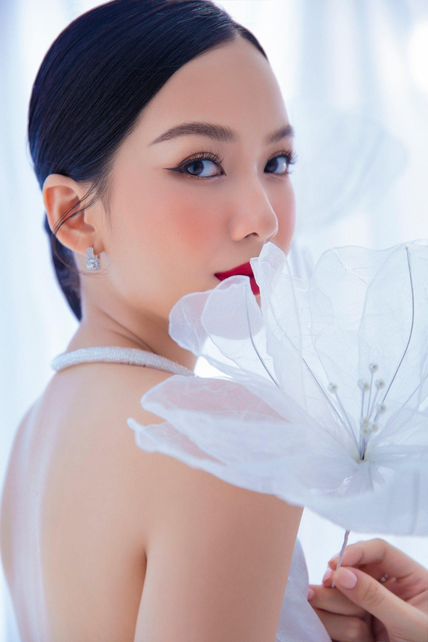 Sở hữu gương mặt xinh đẹp hoàn hảo cùng làn da trắng sáng, nhan sắc của Phương Quỳnh để lại ấn tượng trong lòng công chúng.