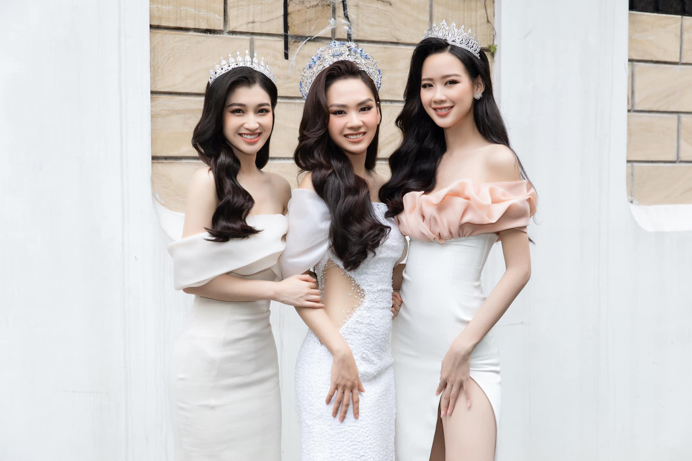 Top 3 Miss World Vietnam trong lần hiếm hoi cùng diện váy áo trễ vai, cut-out nóng bỏng tại một sự kiện.