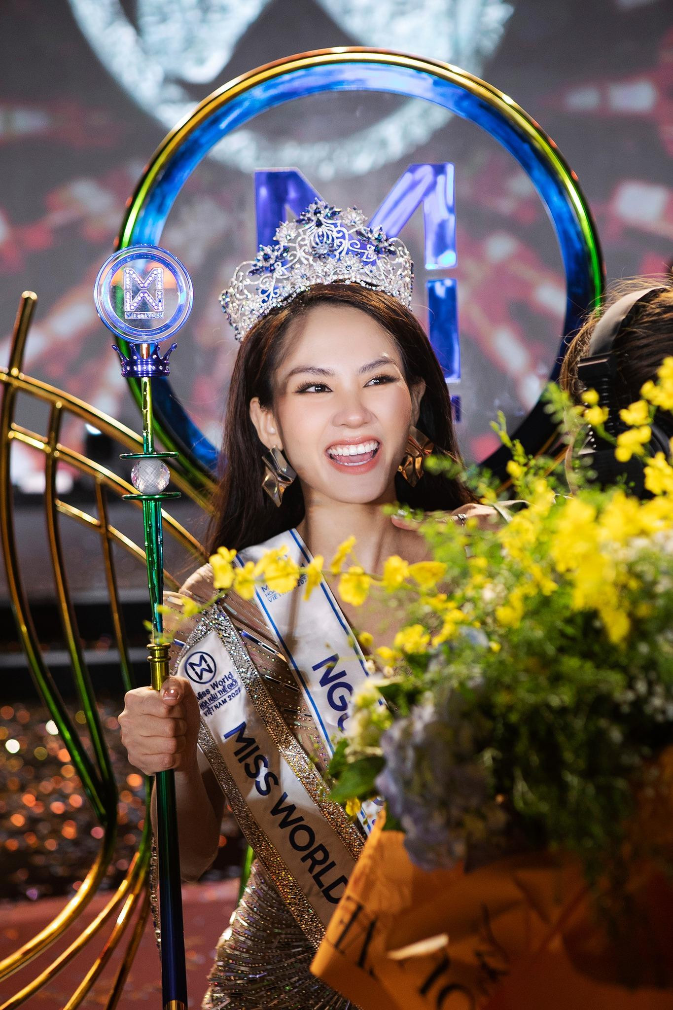 Mai Phương vỡ òa khi đăng quang Miss World Vietnam 2022.