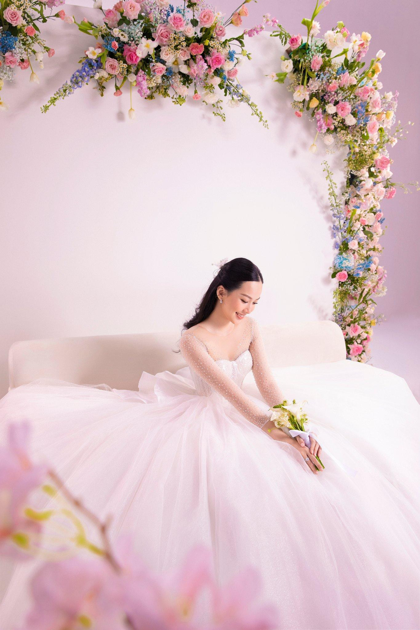 Phạm Thị Phương Quỳnh (sinh năm 2000) là nữ sinh Đại học Tài chính Marketing, cô đã lọt vào top 5 Hoa hậu Việt Nam 2020. Ngay từ vòng loại hồ sơ cuộc thi Hoa hậu Việt Nam 2020, Phạm Thị Phương Quỳnh đã thu hút sự quan tâm của dư luận khi sở hữu gương mặt không góc chết và làn da trắng sứ.