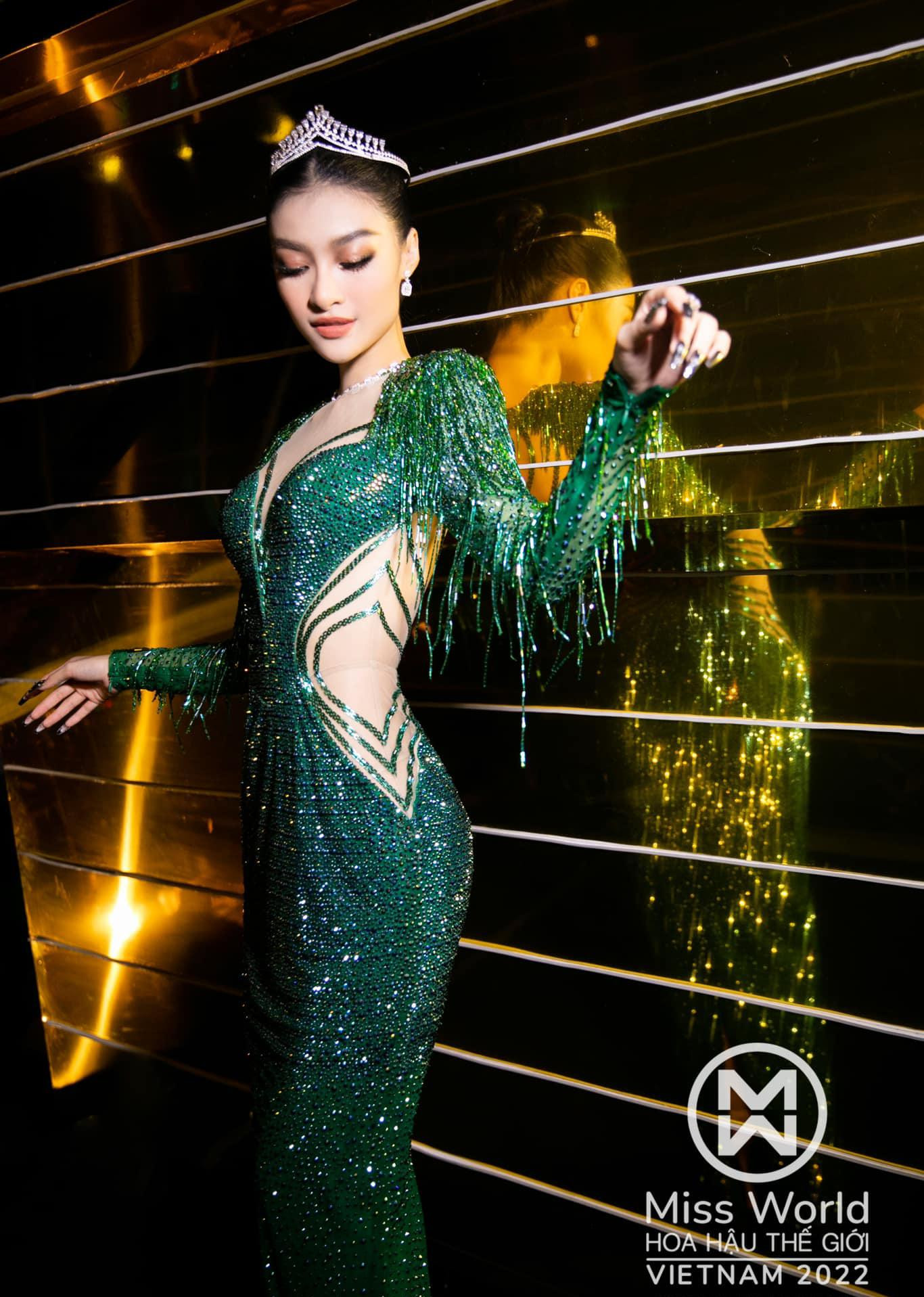 Với nhan sắc xinh đẹp cùng kỹ năng trình diễn, giao tiếp, ứng xử tiếng Anh ấn tượng, Kiều Loan đã khiến công chúng vô cùng tự hào khi xuất sắc lọt vào top 10 chung cuộc.