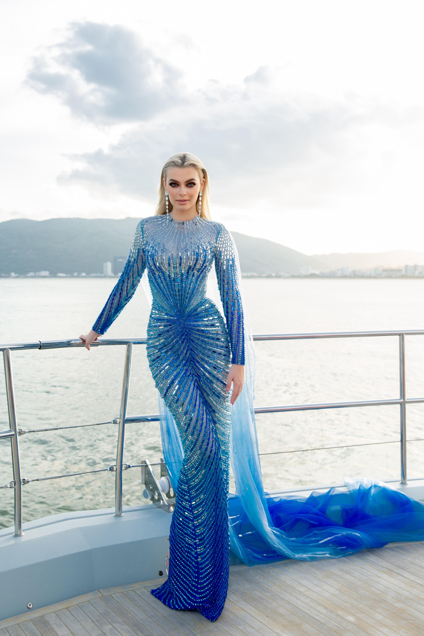 Miss World 2021 Karolina Bielawska xinh đẹp tựa 'nữ thần biển cả' với bộ váy lấp lánh tông màu đại dương.