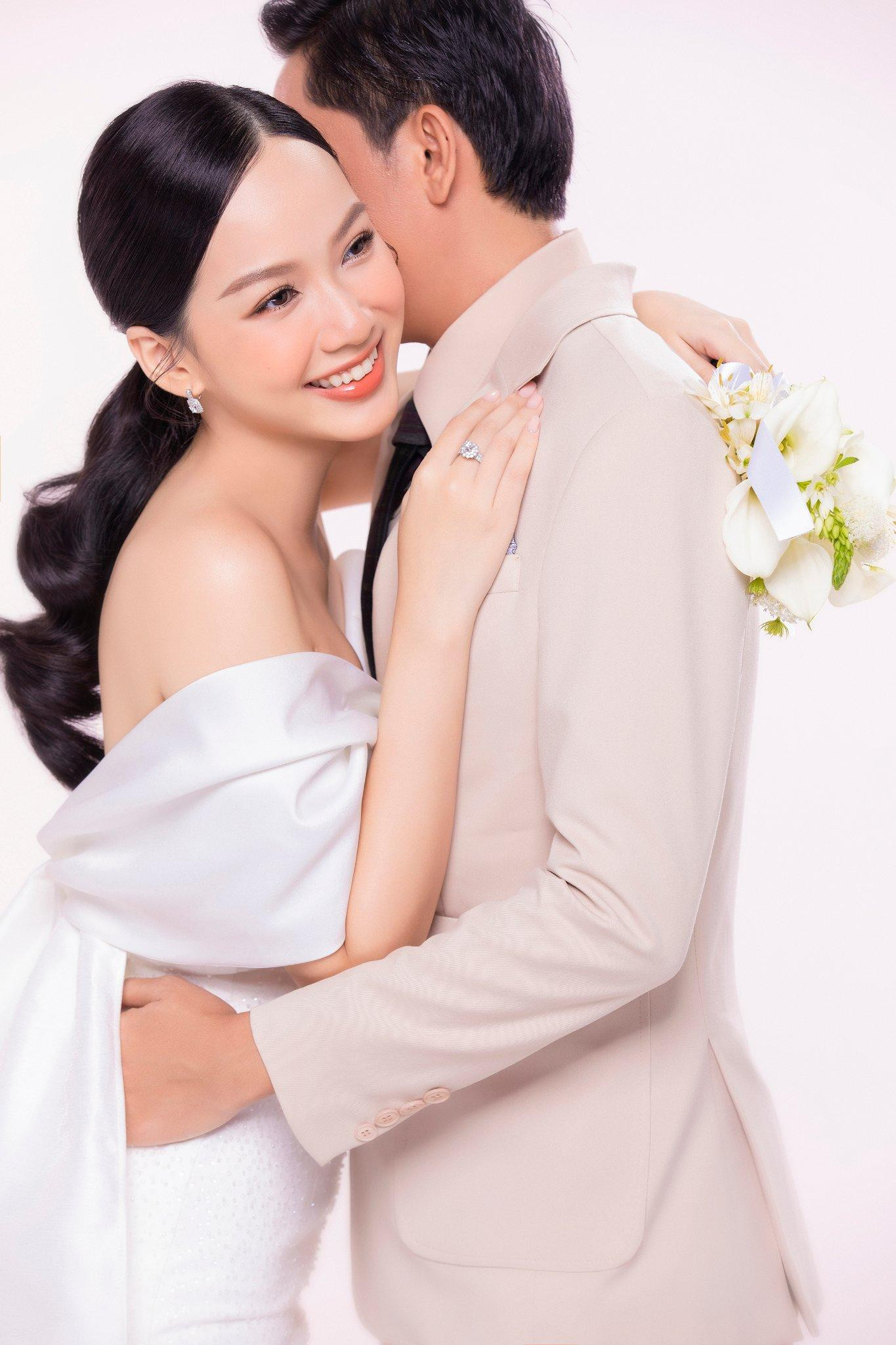 Phương Quỳnh từng chia sẻ về bạn trai: "Thật ra bạn trai Quỳnh cũng chỉ là người ở bên cạnh, ủng hộ cũng như dành cho Quỳnh rất nhiều lời khuyên trong công việc cũng như cuộc sống. Anh là người làm kinh doanh bình thường nên cũng không thích xuất hiện trên mạng xã hội hay truyền thông".