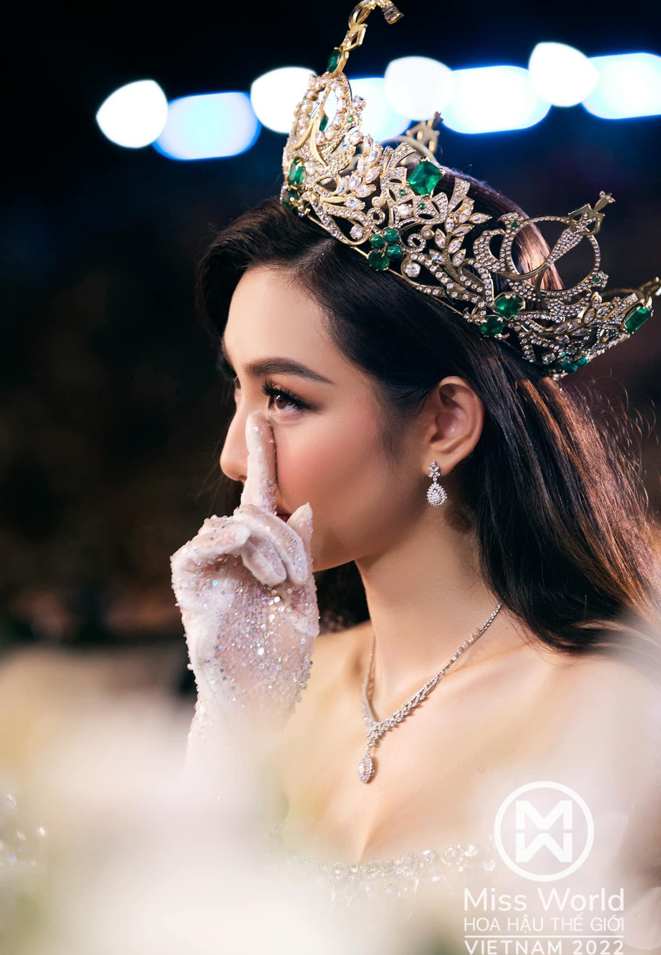 Hoa hậu Thuỳ Tiên rớt nước mắt khi nghe những chia sẻ của Lương Thuỳ Linh. Hoa hậu Thuỳ Tiên rớt nước mắt khi nghe những chia sẻ của Lương Thuỳ Linh.