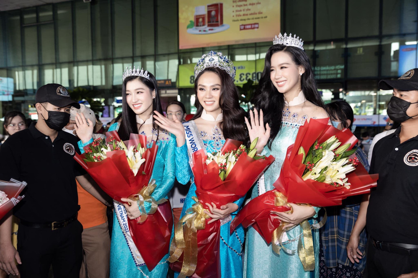 Trên đường ra sân bay để về TP. HCM, ba người đẹp lựa chọn áo dài xanh nền nã, duyên dáng khiến người hâm mộ có mặt ở sân bay xao xuyến.