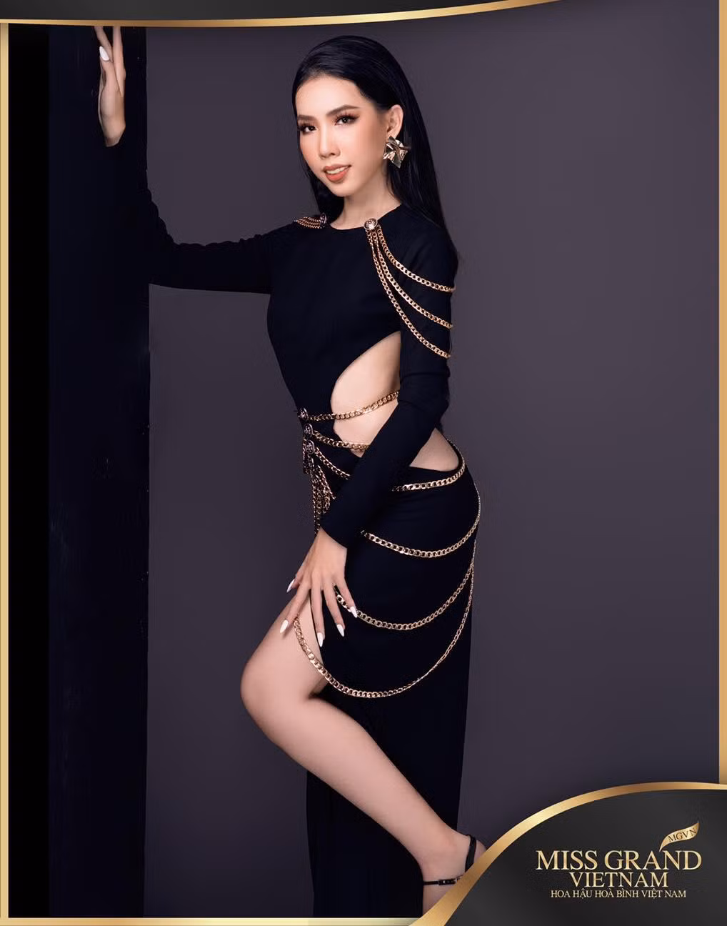 Đoàn Ngọc Hân sinh năm 2002 đến từ Bình Dương. Hiện tại, cô là Sinh viên Trường Đại học Mở Thành phố Hồ Chí Minh. Ngọc Hân từng giành Giải ba cuộc thi Nét đẹp sinh viên online 2022, lọt Top 16 Duyên dáng Phụ nữ tỉnh Bình Dương. Cô có khả năng giao tiếp 2 ngoại ngữ là tiếng Anh và tiếng Trung.