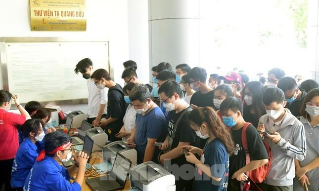 Chương trình Chủ nhật Đỏ lần thứ 14 năm 2022 tại Đại học Bách khoa Hà Nội – Đông đảo sinh viên tham gia đăng ký hiến máu.