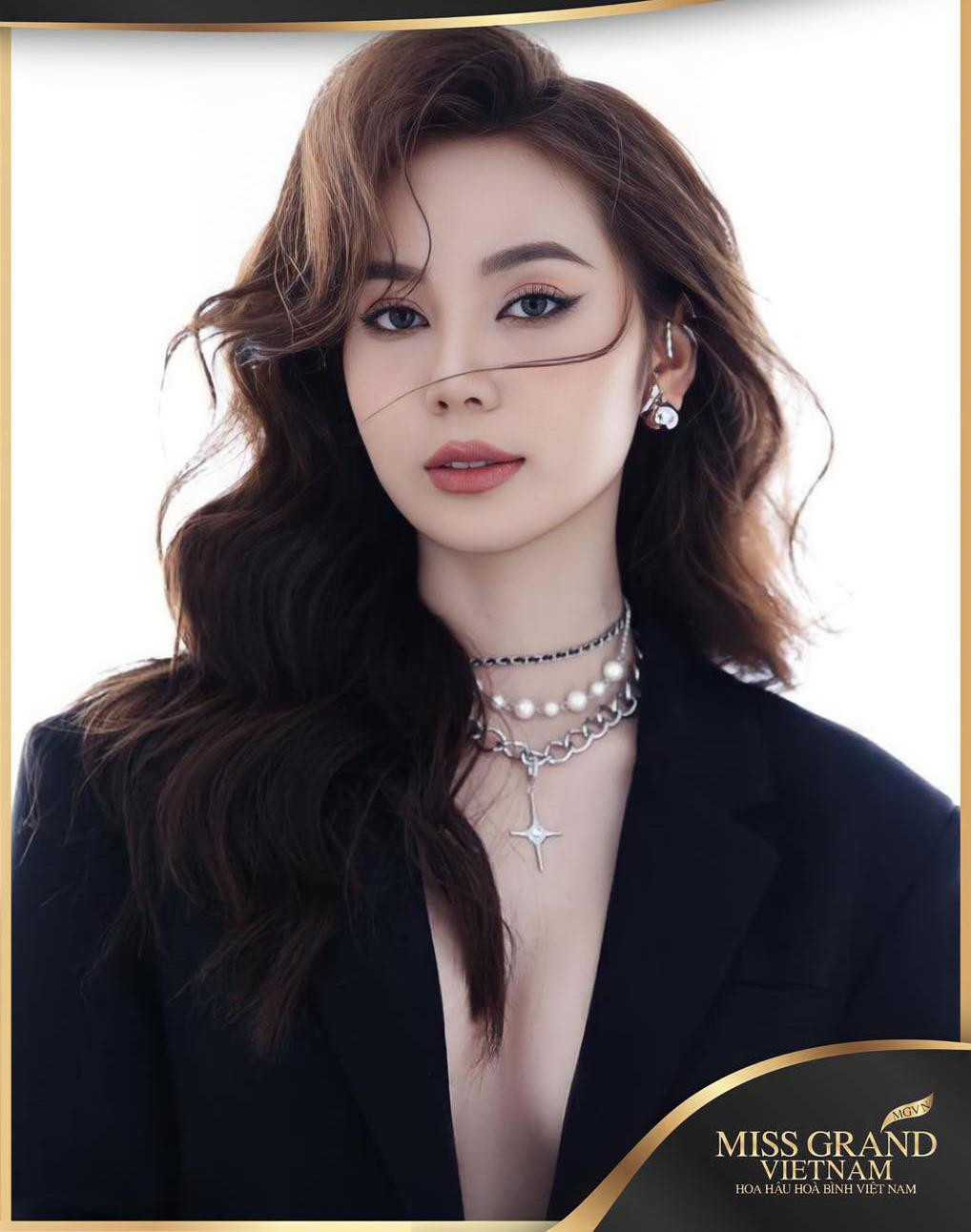 Hoàng Thị Kim Chi sinh năm 1997 đến từ Quảng Trị. Hiện tại, cô là một nhà sáng tạo nội dung số đồng thời kinh doanh tự do. Đến với cuộc thi Hoa Hậu Hòa Bình Việt Nam 2022, Kim Chi mong muốn truyền cảm hứng cho những cô gái trẻ có xuất phát điểm thấp, không tự tin về bản thân và không đánh thức được năng lượng tích cực ở bên trong họ.