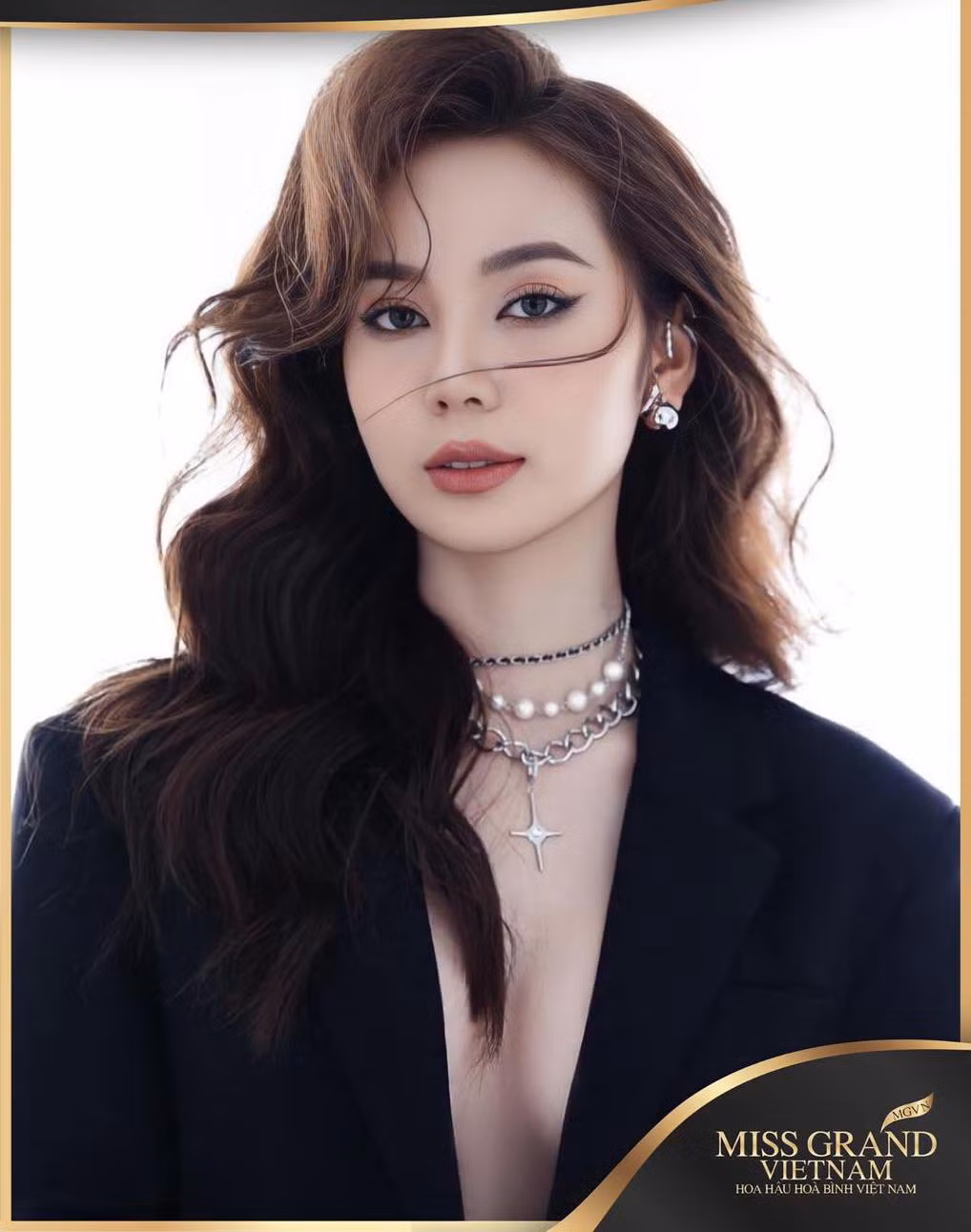Hoàng Thị Kim Chi sinh năm 1997 đến từ Quảng Trị. Hiện tại, cô là một nhà sáng tạo nội dung số đồng thời kinh doanh tự do. Đến với cuộc thi Hoa Hậu Hòa Bình Việt Nam 2022, Kim Chi mong muốn truyền cảm hứng cho những cô gái trẻ có xuất phát điểm thấp, không tự tin về bản thân và không đánh thức được năng lượng tích cực ở bên trong họ.