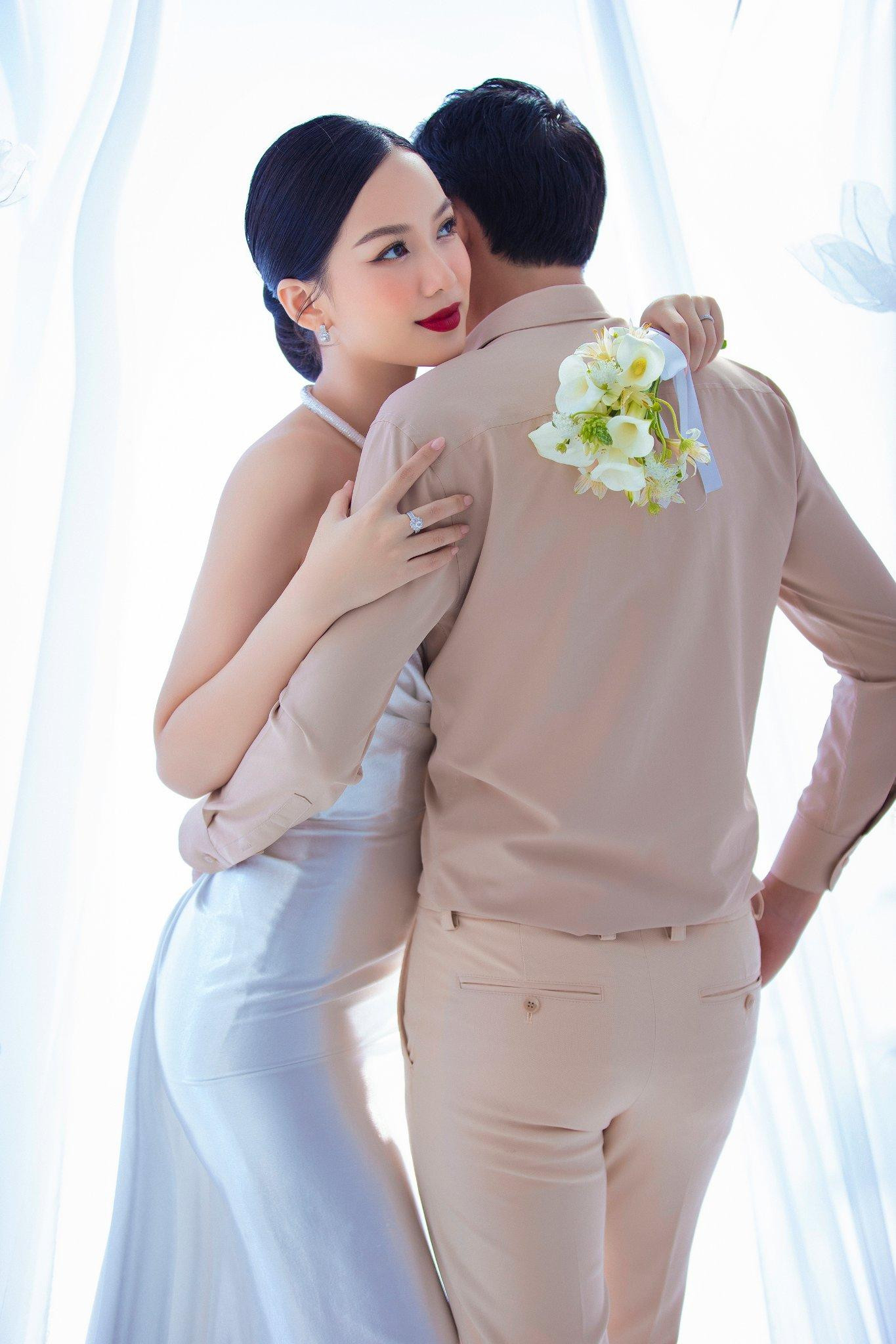 Sau khi giành được giải thưởng Người đẹp làn da và lọt vào top 5 HHVN 2020, Phương Quỳnh bí mật làm lễ ăn hỏi cùng bạn trai vào tháng 5 vừa qua.