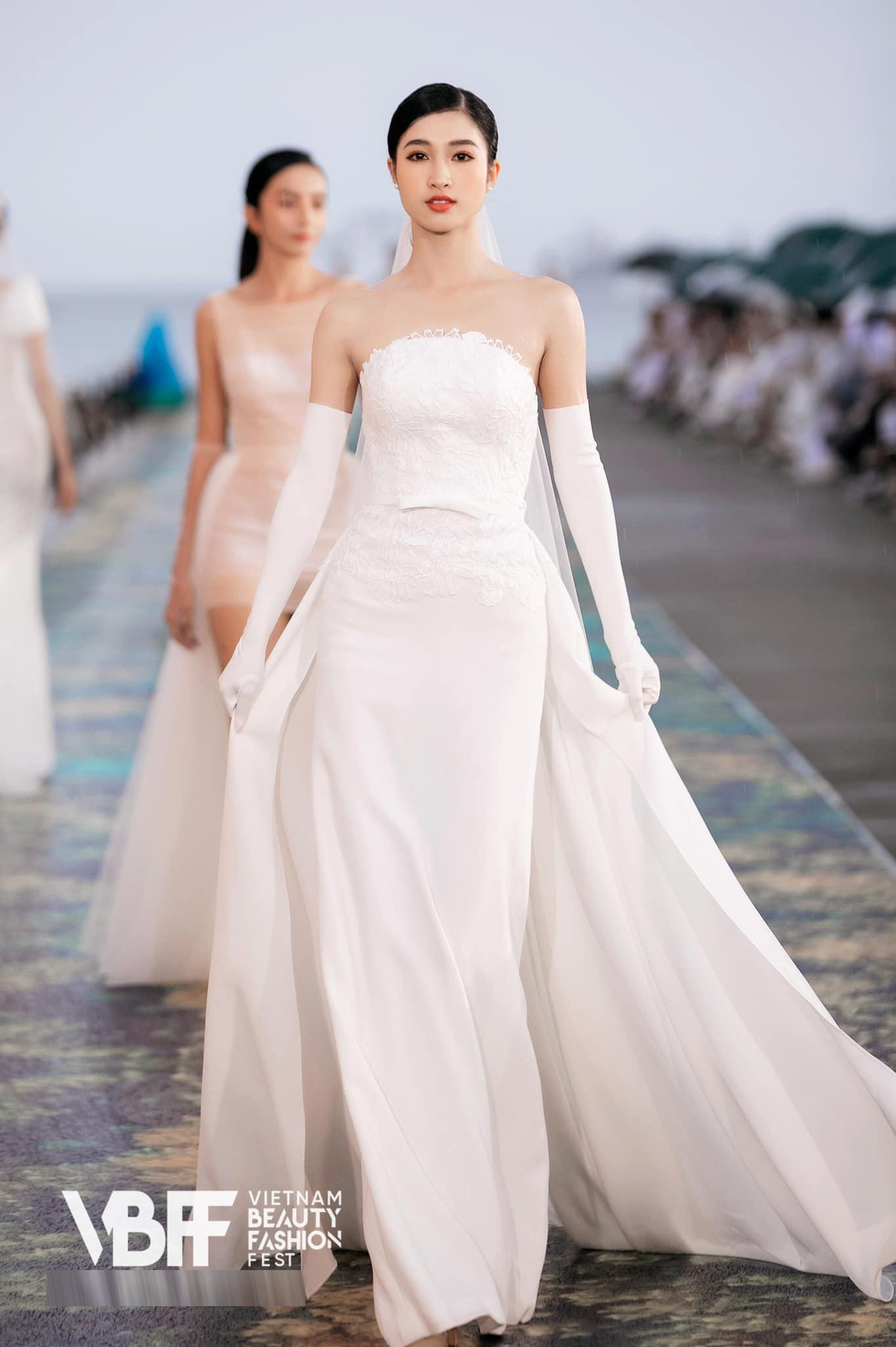 Phương Nhi tỏa sáng trên sàn diễn thời trang của Miss World Vietnam 2022.