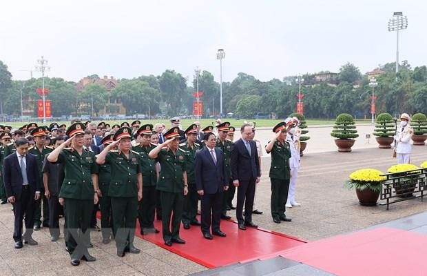 Thủ tướng Phạm Minh Chính và các đại biểu đến đặt vòng hoa và vào Lăng viếng Chủ tịch Hồ Chí Minh. (Ảnh: Dương Giang/TTXVN) Thủ tướng Phạm Minh Chính và các đại biểu đến đặt vòng hoa và vào Lăng viếng Chủ tịch Hồ Chí Minh. (Ảnh: Dương Giang/TTXVN)