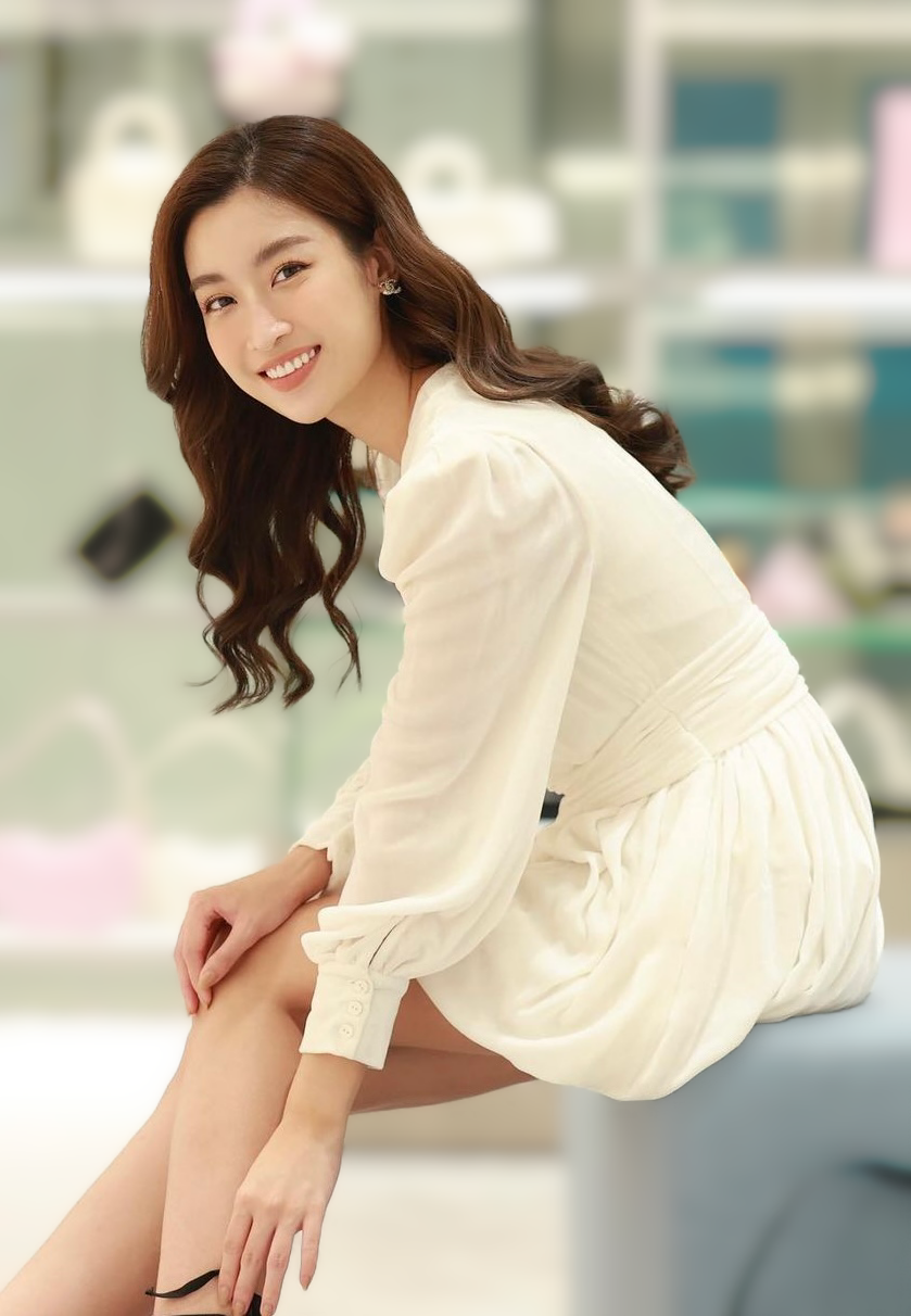 Nhan sắc của nàng Hoa hậu Việt Nam 2016 rạng rỡ đầy viên mãn sau khi có tình yêu đẹp.