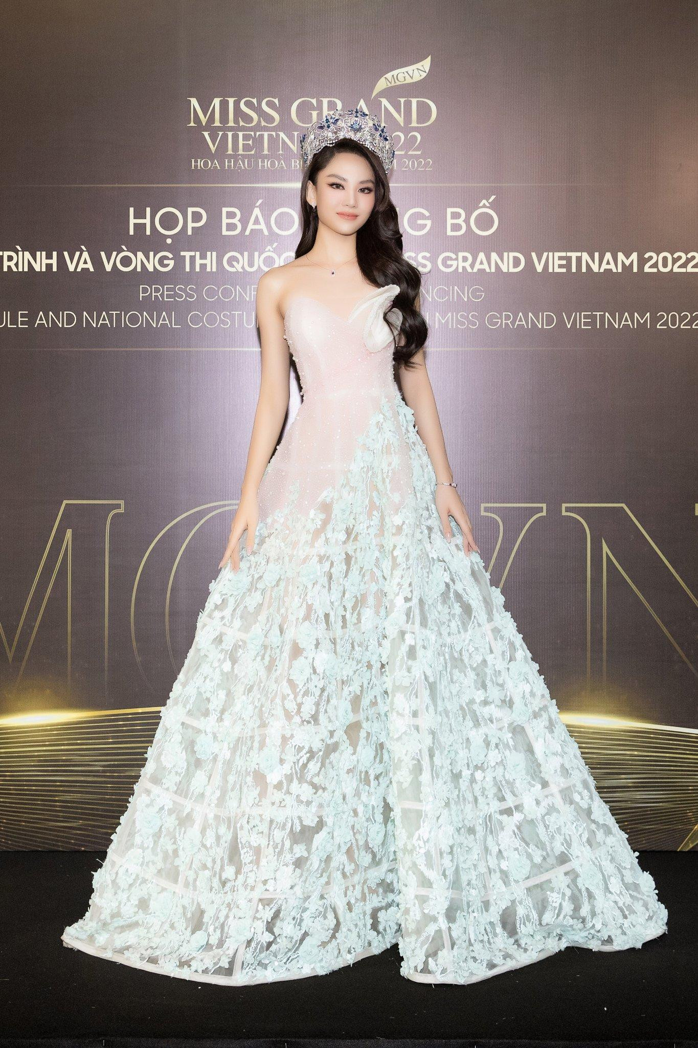 Hoa hậu Mai Phương diện bộ váy xòe với những chi tiết kế ren rất cầu kỳ và tỉ mỉ. Hoa hậu Mai Phương diện bộ váy xòe với những chi tiết kế ren rất cầu kỳ và tỉ mỉ.