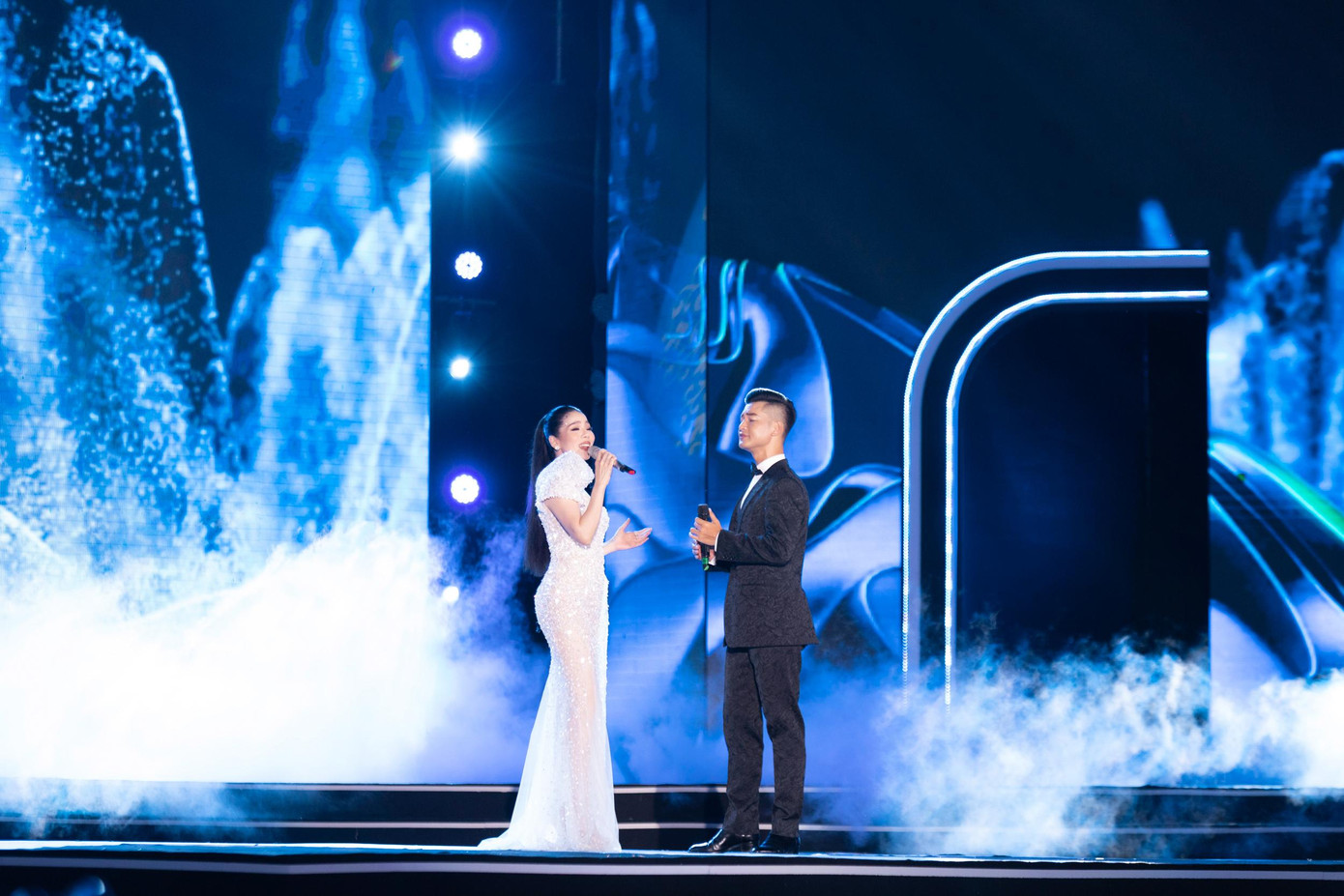 Các tiết mục trong đêm chung kết khiến khán giả mãn nhãn. Các tiết mục trong đêm chung kết khiến khán giả mãn nhãn.